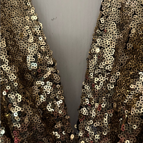 Elegant Gold Sequin Evening Gown - Picture 5 of 8